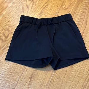 Lululemon On the Fly Short 2.5"  size 6 color black LW7AROS